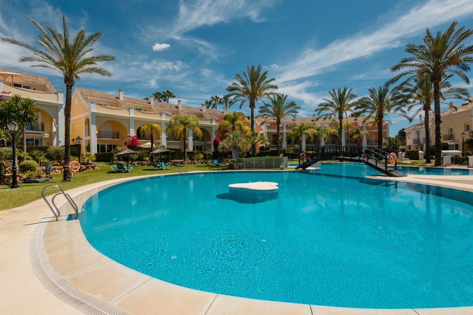 Townhouse In First Line Beach, Bahia De Marbella, Casa de férias Marbella