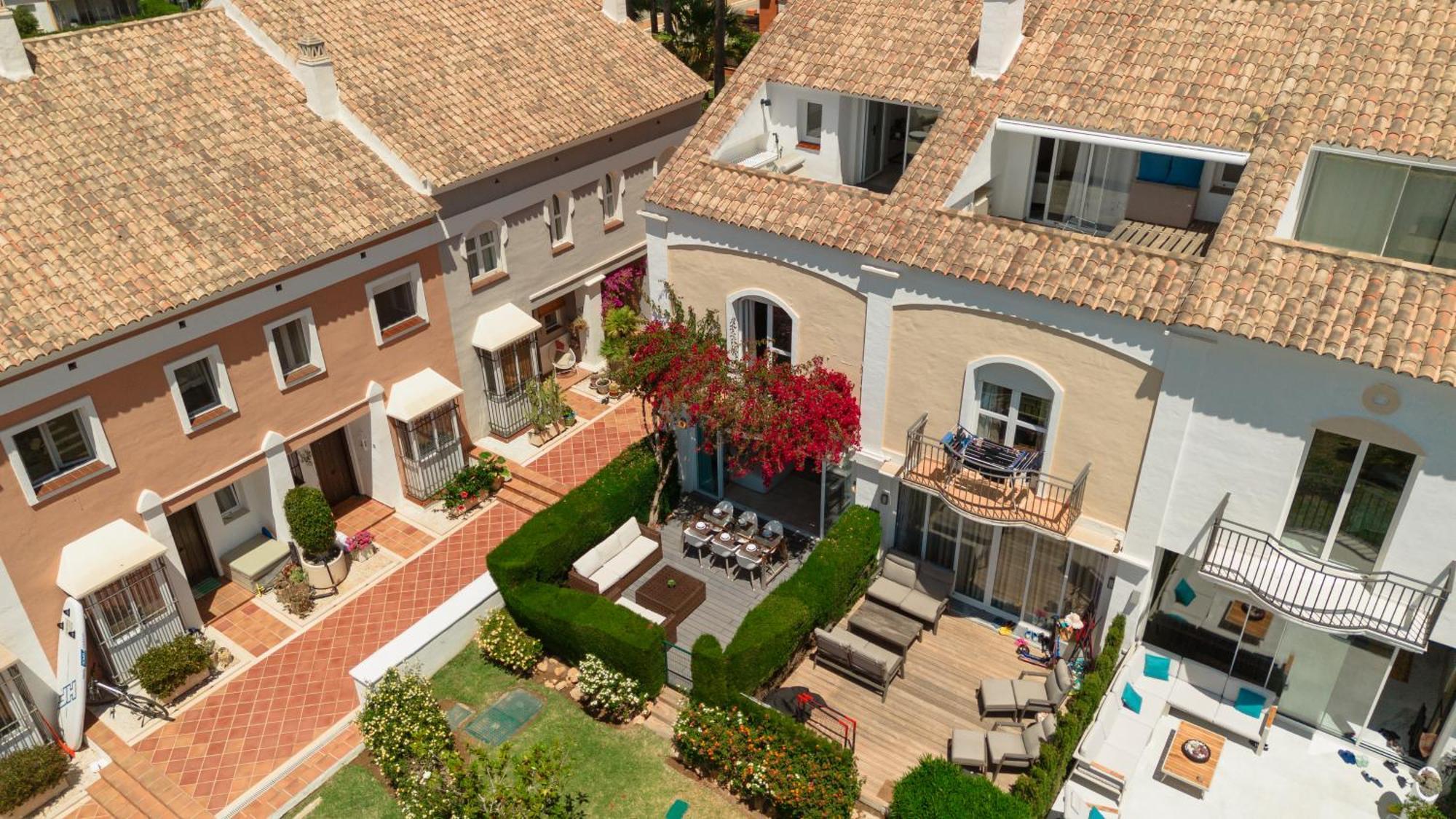 Townhouse In First Line Beach, Bahia De Marbella, Casa de férias *